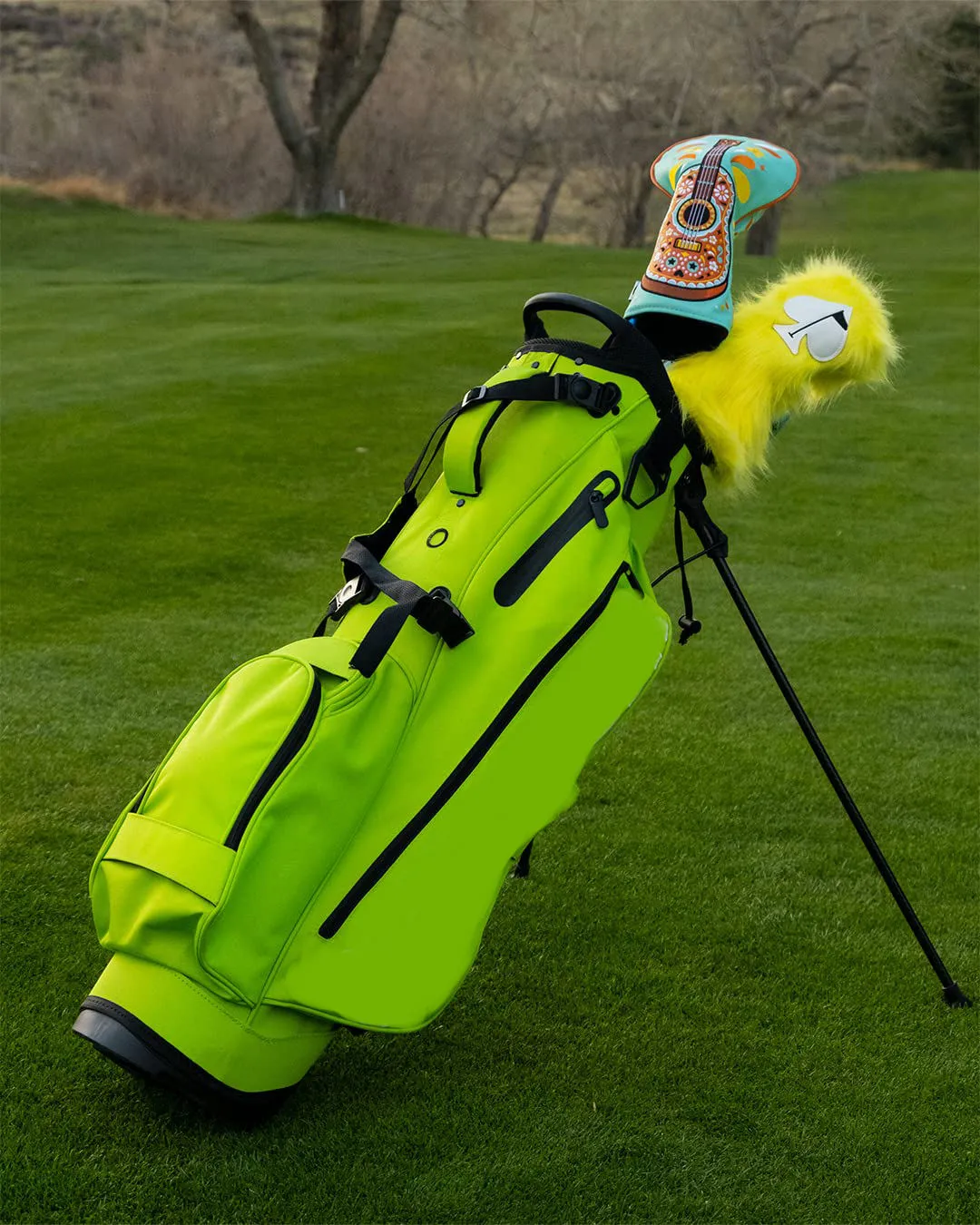 A compact custom sunday golf bag sized for Japanese transport realities and range visits